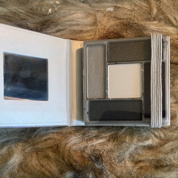 Pair of NWT Claire's Dramatic Eyeshadow Palettes - Picture 8 of 12